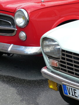 Peugeot 204 on Wei&szlig; und Peugeot 403 in Rot der F&uuml;nfzigerjahre, Sechzigerjahre und Siebzigerjahre am 25.07.2015 beim Oldtimertreffen Golden Oldies in Wettenberg Krofdorf-Gleiberg bei Gie&szlig;en in Hessen