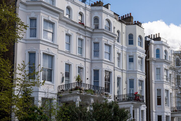 Obraz premium Notting Hill, walking on streets with white houses and flowering gardens in spring, city life, wealthy neighbourhoods in London, UK