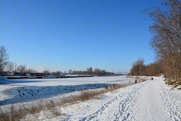 Obraz premium fluss mit Eis im Winter