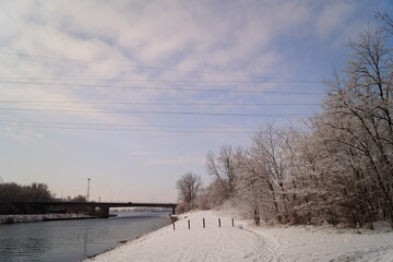 Obraz premium Winter am Fluss