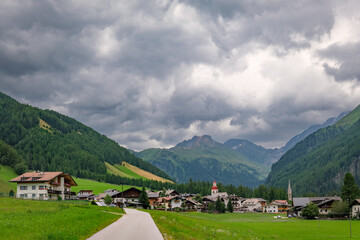 Am &ouml;stlichen Ende des "Pfitschtals" liegt "St. Jakob" vor der Kulisse der Zillertaler Zentralalpen - Inschriften retuschiert