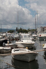 Fototapeta premium łódki w Chorwackim porcie w Omiš