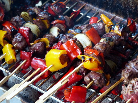 Bunte Schaschlikspie&szlig;e mit Lammfleisch und Paprika bei einem Barbecue und Grillfest im Garten im Sommer in Wettenberg Krofdorf-Gleiberg bei Gie&szlig;en in Hessen