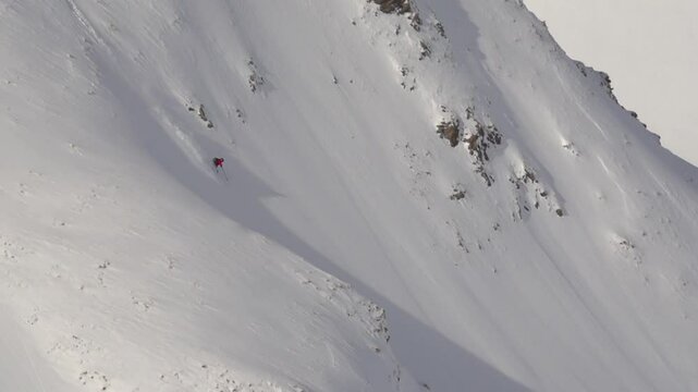 Skieur dans poudreuse profonde