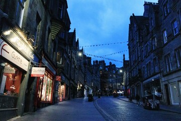 Naklejka premium Edinburgh Street Scene at Dusk in the Old Town