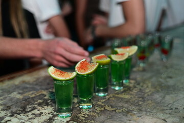 caballitos de tequila con limón