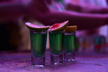 caballitos de tequila con limón