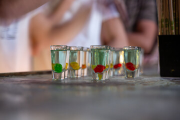 vaso tequilero con gomitas de dulce