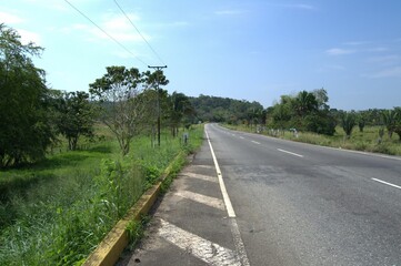 Encontramos muchas vias de comunicacion en Barinas desde caminos de tierra hasta modernas autopistas,que son utilizadas para el comercio y el turismo.