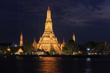 Naklejka premium Wat Arun Temple with blue sky as the background in Bangkok, Thailand