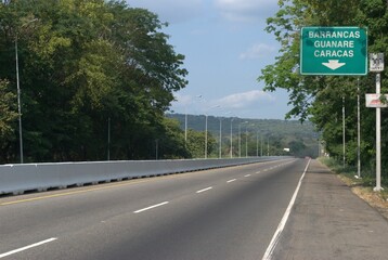 Encontramos muchas vias de comunicacion en Barinas desde caminos de tierra hasta modernas autopistas,que son utilizadas para el comercio y el turismo.