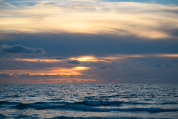 Obraz premium Waves splashing. Ocean waves and esa horizon background. Ocean or sea waves.