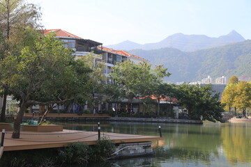 Obraz premium A beautiful lake with a wooden dock and a building in the background