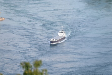 瀬戸内海を悠然と航行する船