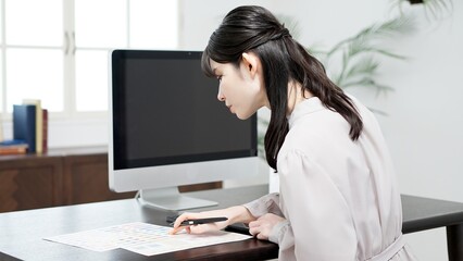 パソコンで仕事をするクリエイターの女性