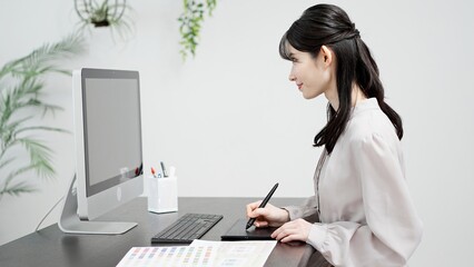 パソコンで仕事をするクリエイターの女性