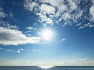 太陽の光を浴びてキラキラと光る海の波景色と美しい地平線