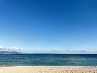 透き通った青い空に一面に広がる海と砂浜