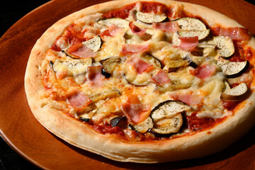 ナスとベーコンのトマトソースピザ