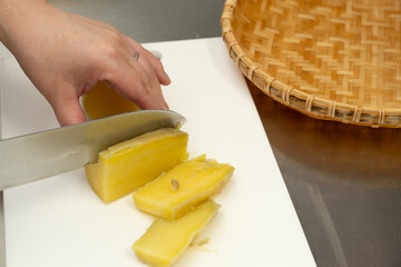 干し芋用にサツマイモをスライス