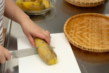 家庭で干し芋作り〜サツマイモを包丁でカット
