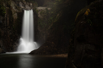 紅葉する森と美しい滝　愛知県