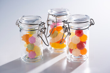 色とりどりのお菓子を詰めたガラス小瓶