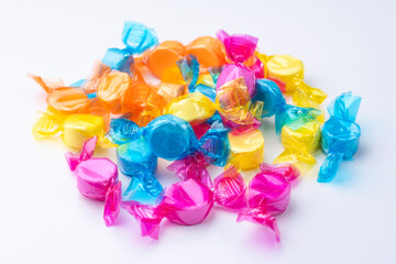 白背景にたくさんのカラフルな包装のラムネ菓子