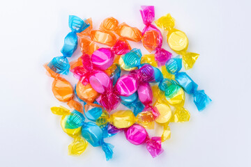 白背景にたくさんのカラフルな包装のラムネ菓子の俯瞰