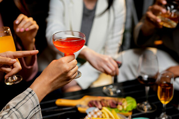 Friends are celebrating at a party, nightclubs are raising wine glasses to celebrate friendship.