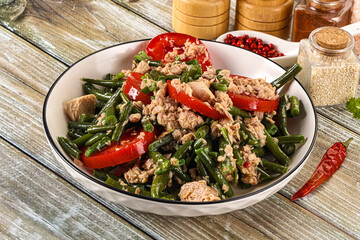 Salad with canned tuna and beans