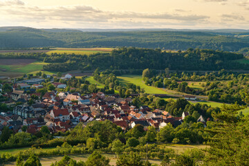 Blick vom NSG Haarberg &uuml;ber den Markt Euerdorf in die Rh&ouml;n, Landkreis Bad Kissingen, Unterfranken, Bayern, Franken, Deutschland