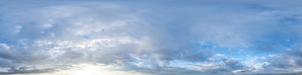 Fototapeta premium Nahtloses Panorama mit bewölktem Himmel in 360-Grad-Ansicht mit schöner Bewölkung zur Verwendung in 3D-Grafiken als Himmelskuppel oder zur Nachbearbeitung von Drohnenaufnahmen 