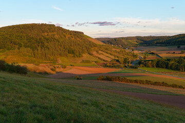 Obraz premium Blick auf das Weindorf Ramsthal und seine Weinberge im Abendlicht, Landkreis Bad Kissingen, Franken, Unterfranken, Bayern, Deutschland