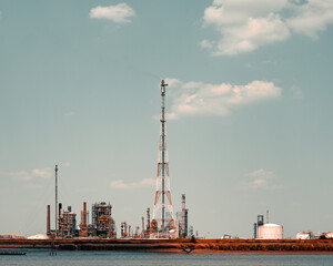 Minimalistische Industrie – Erdölraffinerie im Hafen von Antwerpen
