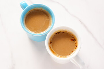 エスプレッソと牛乳を混ぜたコーヒー、カフェ・ラッテが入った、ふたつのマグカップ
