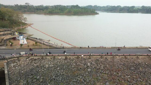 4k footage of road conditions next to the Lahor Dam in the afternoon