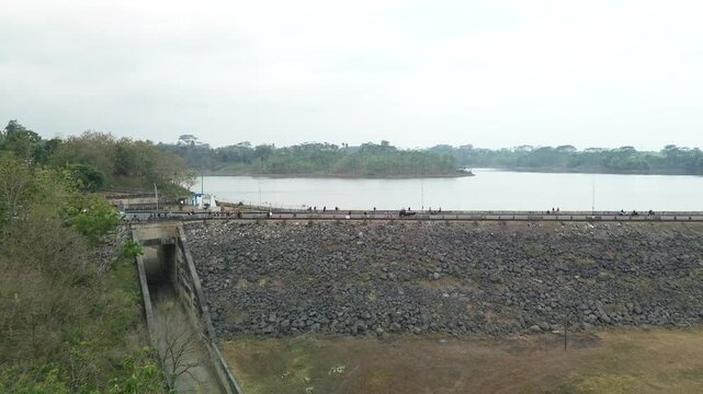 4k footage of road conditions next to the Lahor Dam in the afternoon