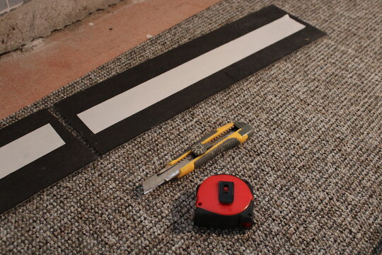 Pose dalle de moquette carr&eacute;e avec ruban adh&eacute;sif double face