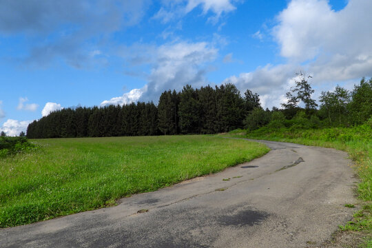 chemin campagne route ciel bleu nuage blanc