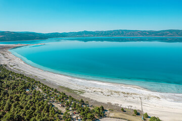 Obraz premium On the shores of Salda Lake. Salda Lake is a popular travel destination for people coming from the region and outside the region due to the hydromagnesite mineral it contains. Burdur - Türkiye