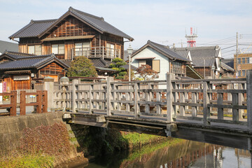 木製の橋と家