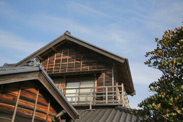 空と木造家屋