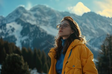 Naklejka premium Woman on vacation near forest and mountains in casual outfit.