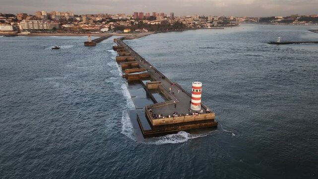 Faro de entrada al puerto en Portugal