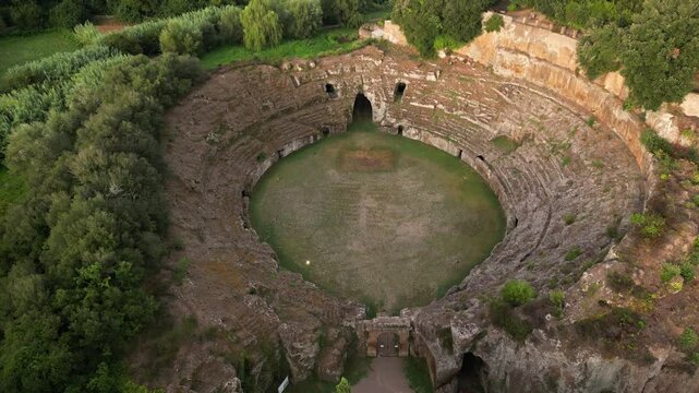 Vista aerea dell'Anfiteatro Romano di Sutri. Storia e paesaggio antico