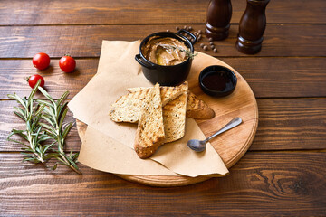 Chicken Liver P t with Toasted Bread