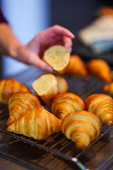Frische Croissants aus dem Ofen, hausgemacht