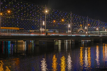 Weihnächtlich beleuchtete Seebrücke in der Stadt Luzern, Schweiz