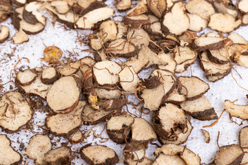 晾晒中药材重楼